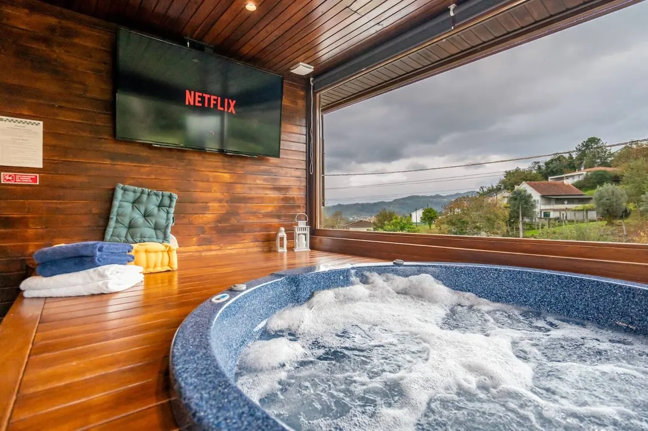 Sala do jacuzzi com televisão e vista panorâmica sobre o vale