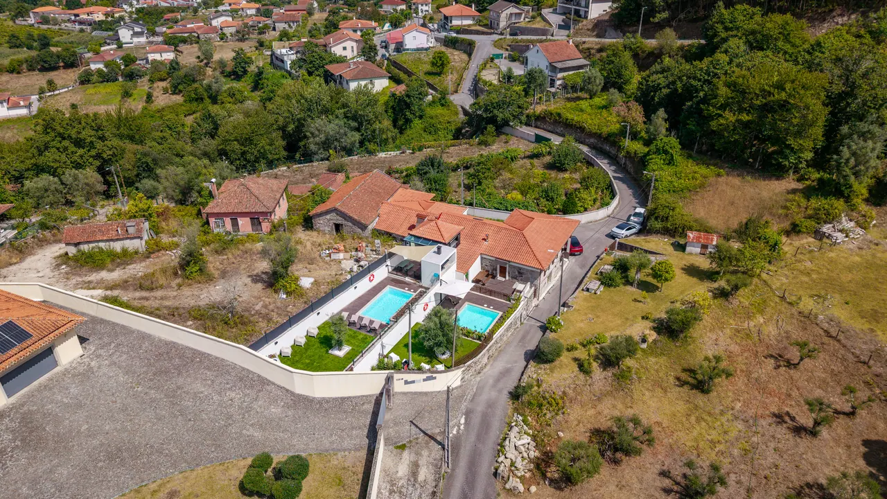 Vista aérea da casa com piscina privada e o vale de Airó em fundo