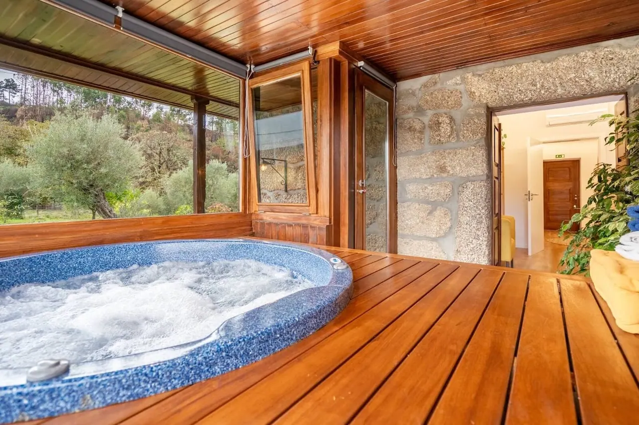 Jacuzzi privado interior envidraçado com vista para o olival