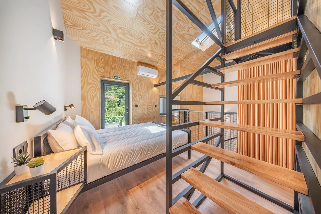 Quarto em mezanino da Casa do Primo Zeca com cama de casal
