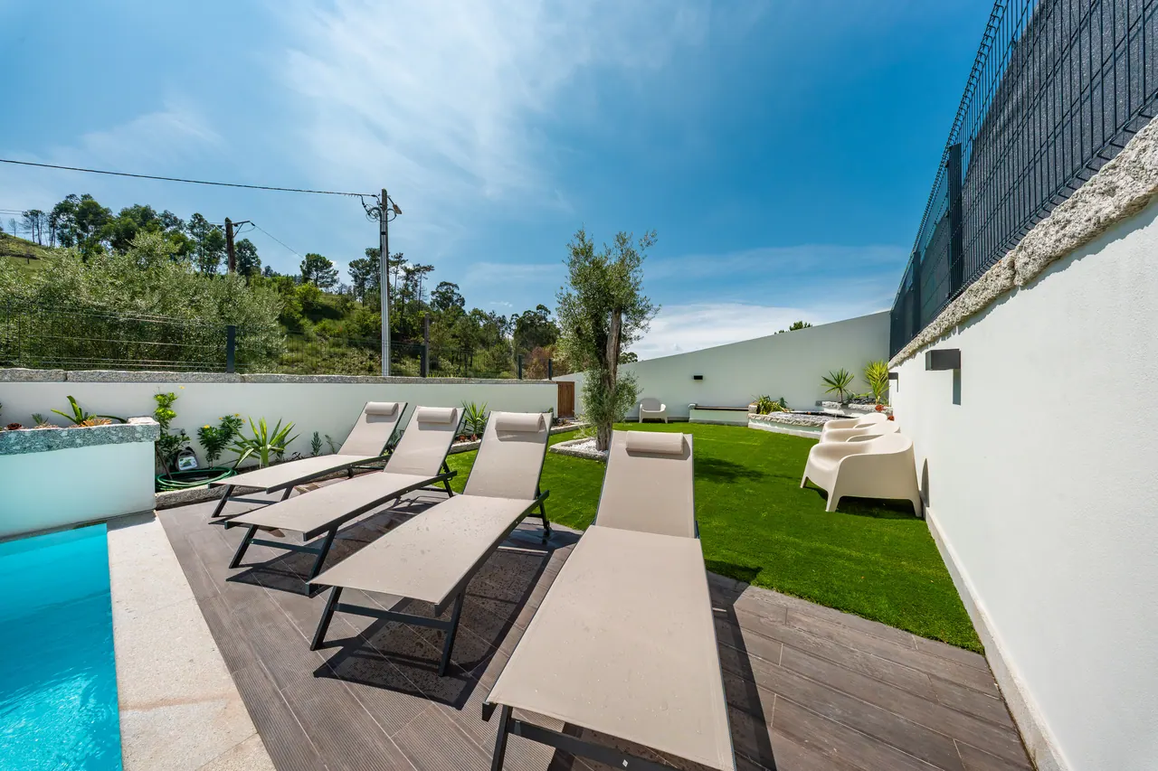 Espreguiçadeiras e relvado privado junto à piscina panorâmica