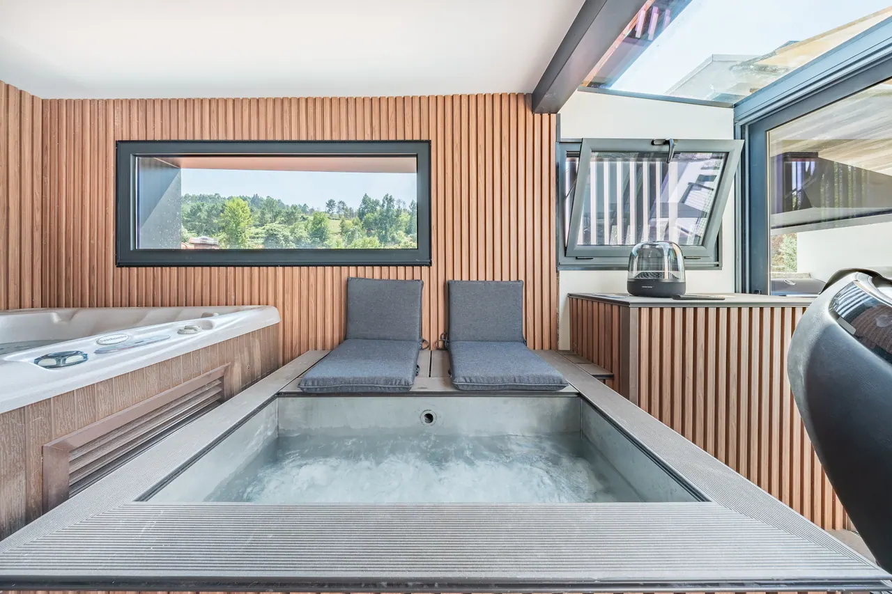 Jacuzzi interior ao lado da cadeira de massagens